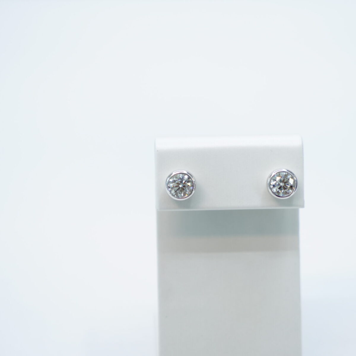 2.02 carat tw round laboratory grown diamond earring in 9kt white gold